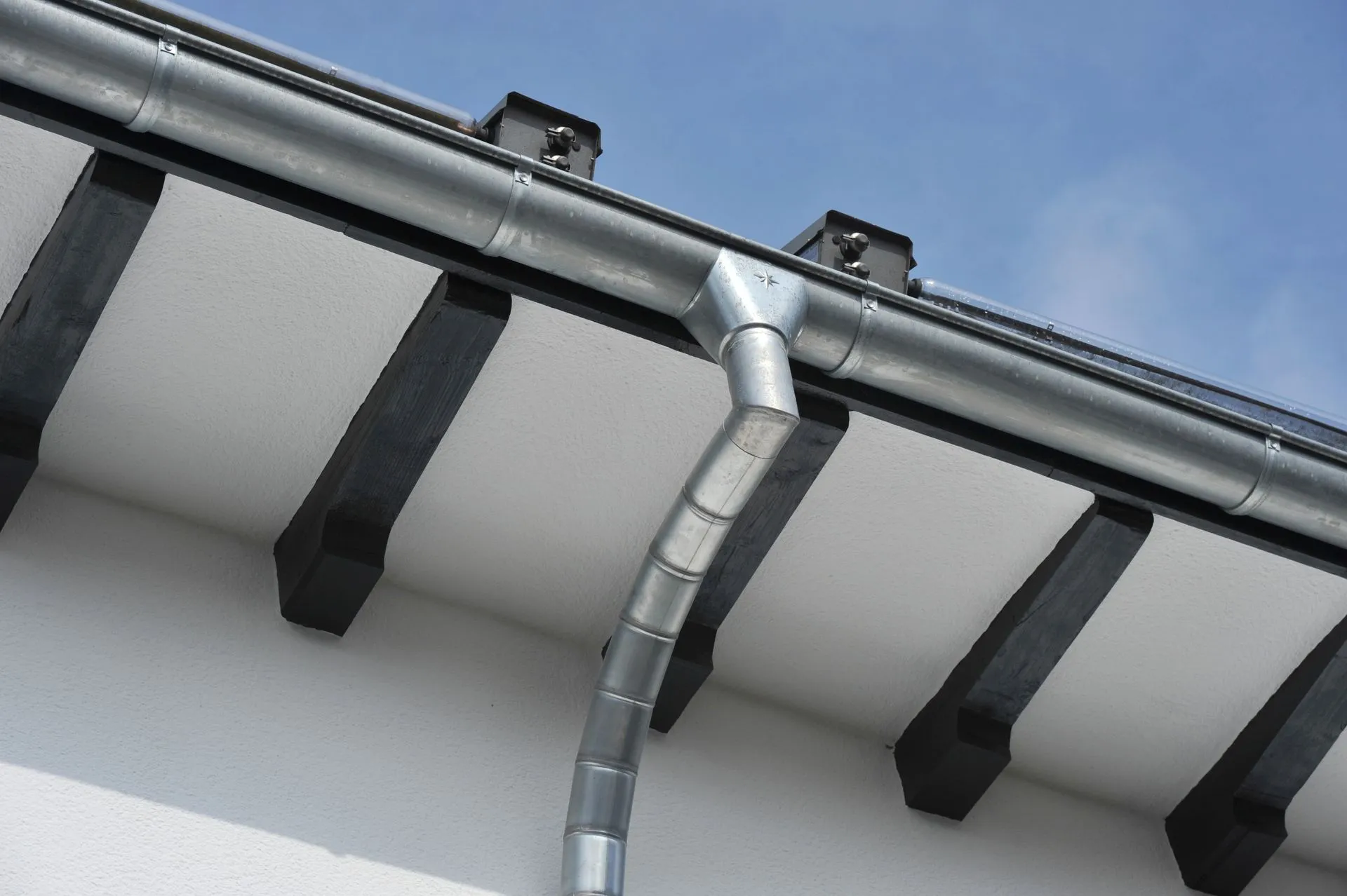 Prévention Habitat – Rénovation et entretien de toiture Couvreur zingueur effectuant la rénovation d’un toit en tuiles pour assurer l’étanchéité de la toiture