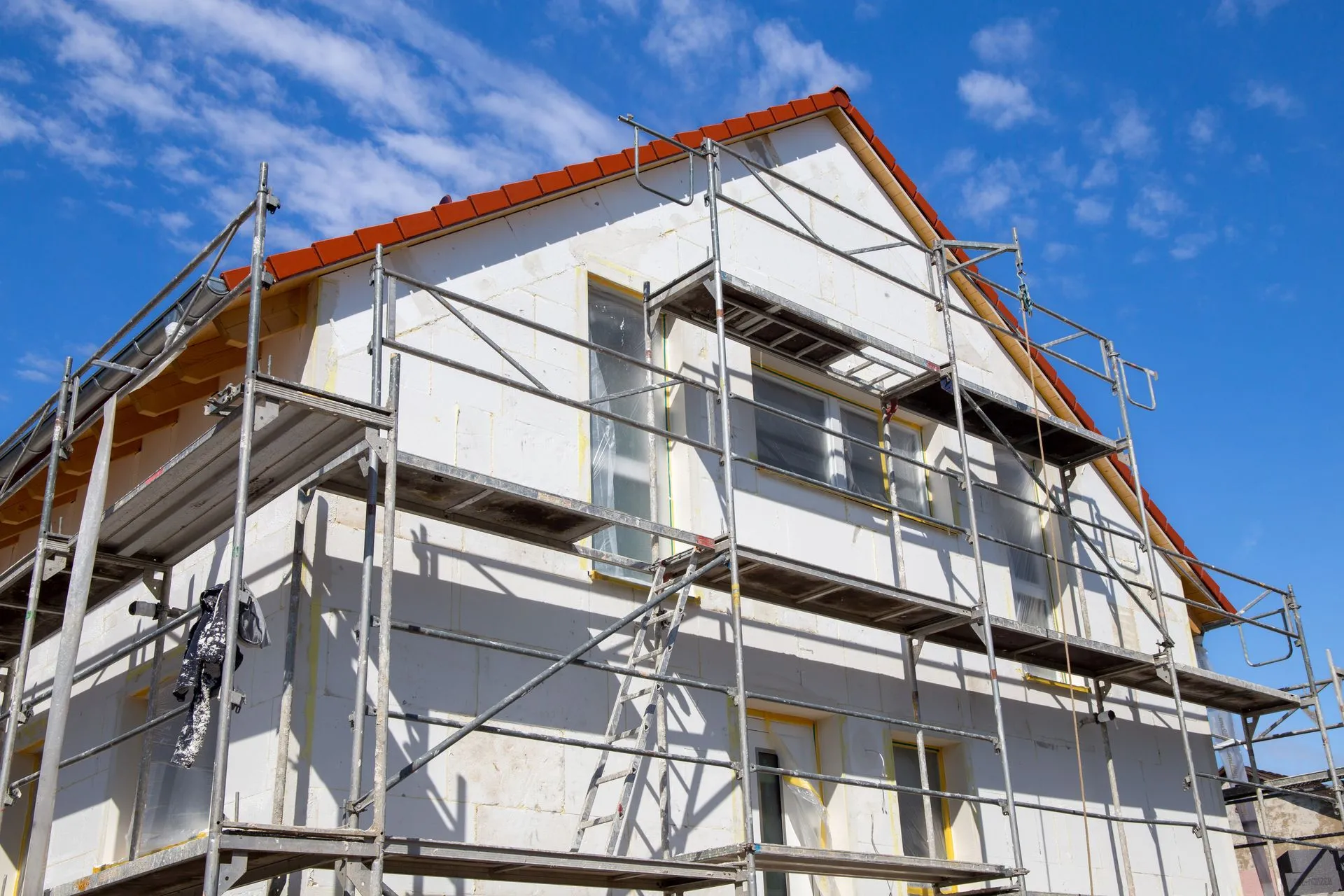 AdobeStock_508372379-2880w RAVALEMENT DE FAÇADES ET RÉNOVATION DE TOITURE À Fontenille