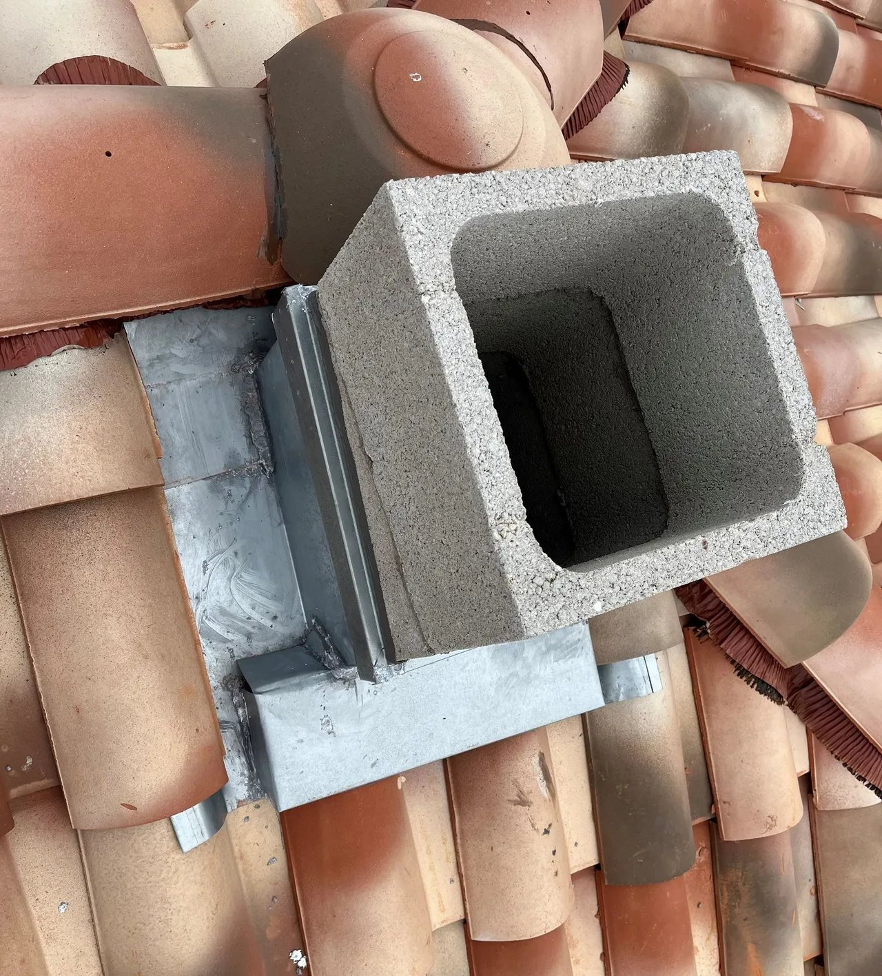 Prévention Habitat – Couvreur zingueur en rénovation de toiture Couvreur zingueur de Prévention Habitat réalisant la rénovation complète d’une toiture avec tuiles neuves et éléments de zinguerie